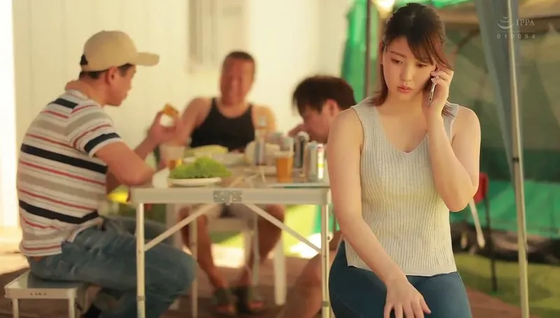ông chồng khờ để vợ yêu tham gia sự kiện cắm trại với mấy gã nhà kề bên và cái kết