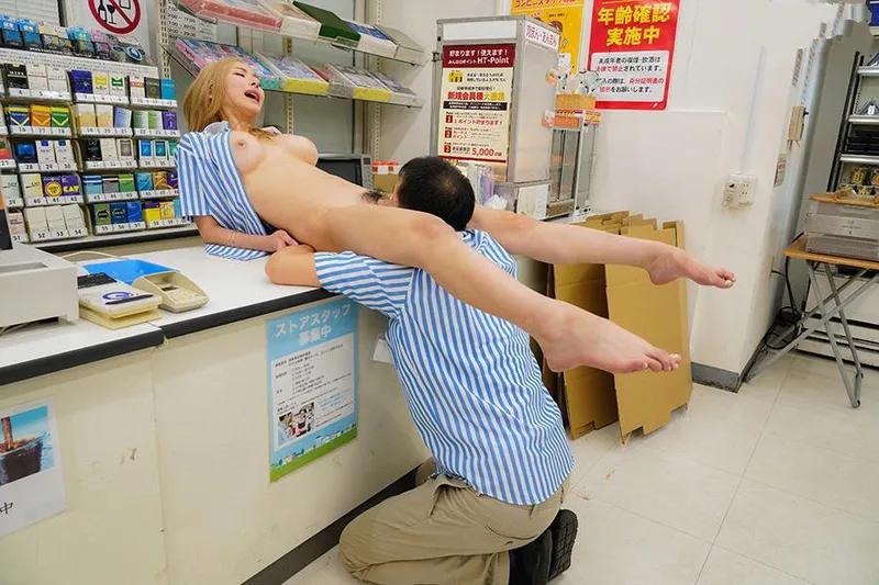 Anh quản lý tống tình con mèo nhỏ ngổ ngáo của chủ cửa hàng tiện lợi