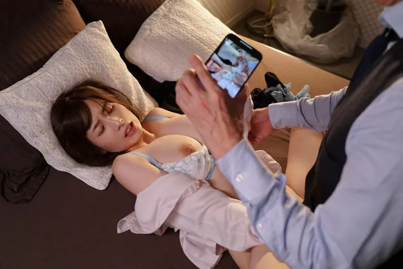 Quản lý chuốc thuốc em thư ký bắt quan hệ cả đêm khi đi làm ăn xa